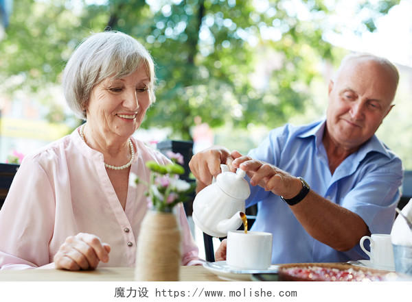 年长的夫妇喝下午茶晚年幸福微笑的老人